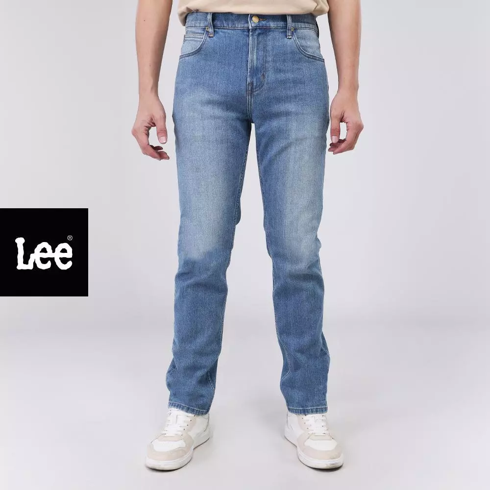 LEE กางเกงยีนส์ผู้ชาย เอวกลาง ทรงเข้ารูป Zed รุ่น LE S626MZEDF06 สียีนส์อ่อน
