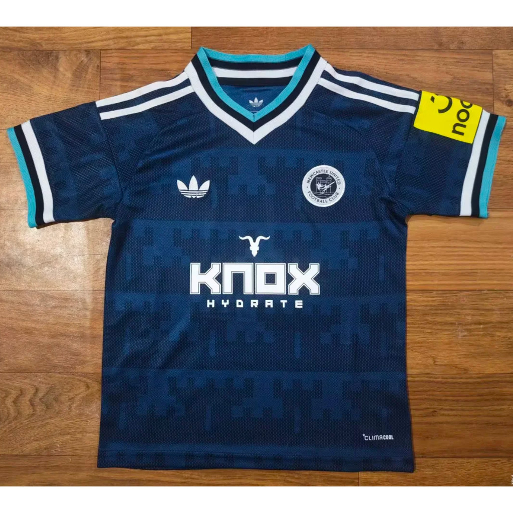 พัดลมรุ่น 26-27 เสื้อฟุตบอลผู้ชาย Newcastle away