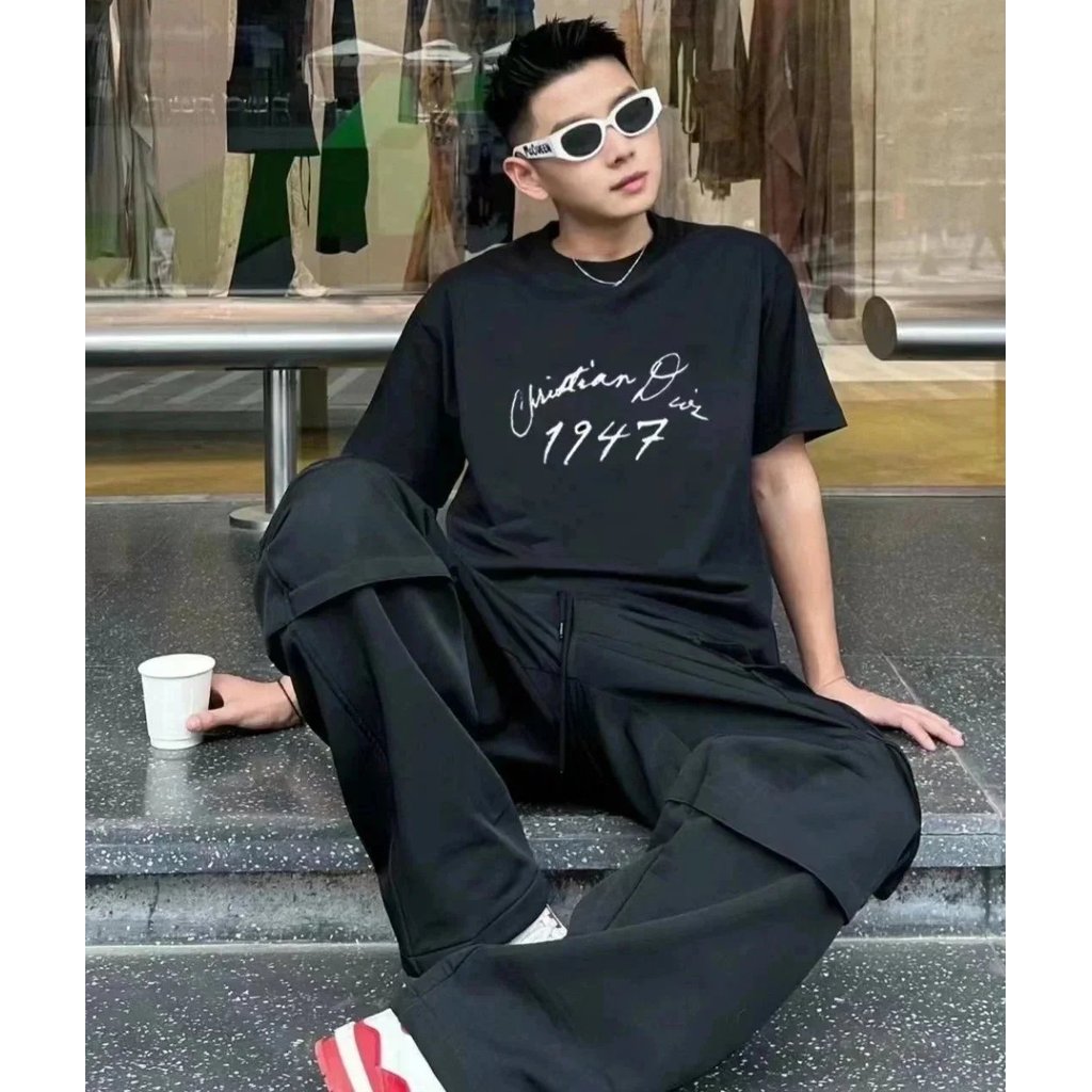 DI0R/Dior SS24 แขนสั้น 1947 Graffiti Cursive Flocking พิมพ์โลโก้รอบคอหลวมแขนสั้น T เสื้อสีดําแขนสั้น