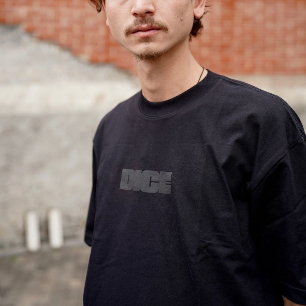 เสื้อยืดสีดํา Dice Bob Tee