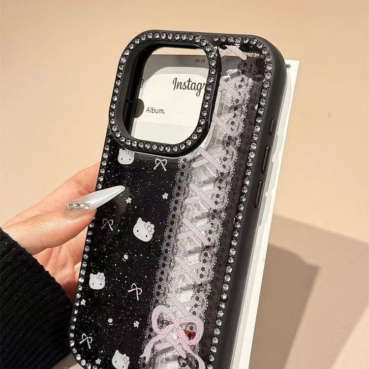 เคสโทรศัพท์ลายลูกไม้สีดำประดับเพชร Hello Kitty เหมาะสำหรับ iPhone 16 Pro Max 15 14 Pro Max 13 12 11 XR XS 7 Plus 8, เคสป้องกันที่มีดีไซน์สร้างสรรค์สไตล์น่ารักแบบอินสตาแกรม
