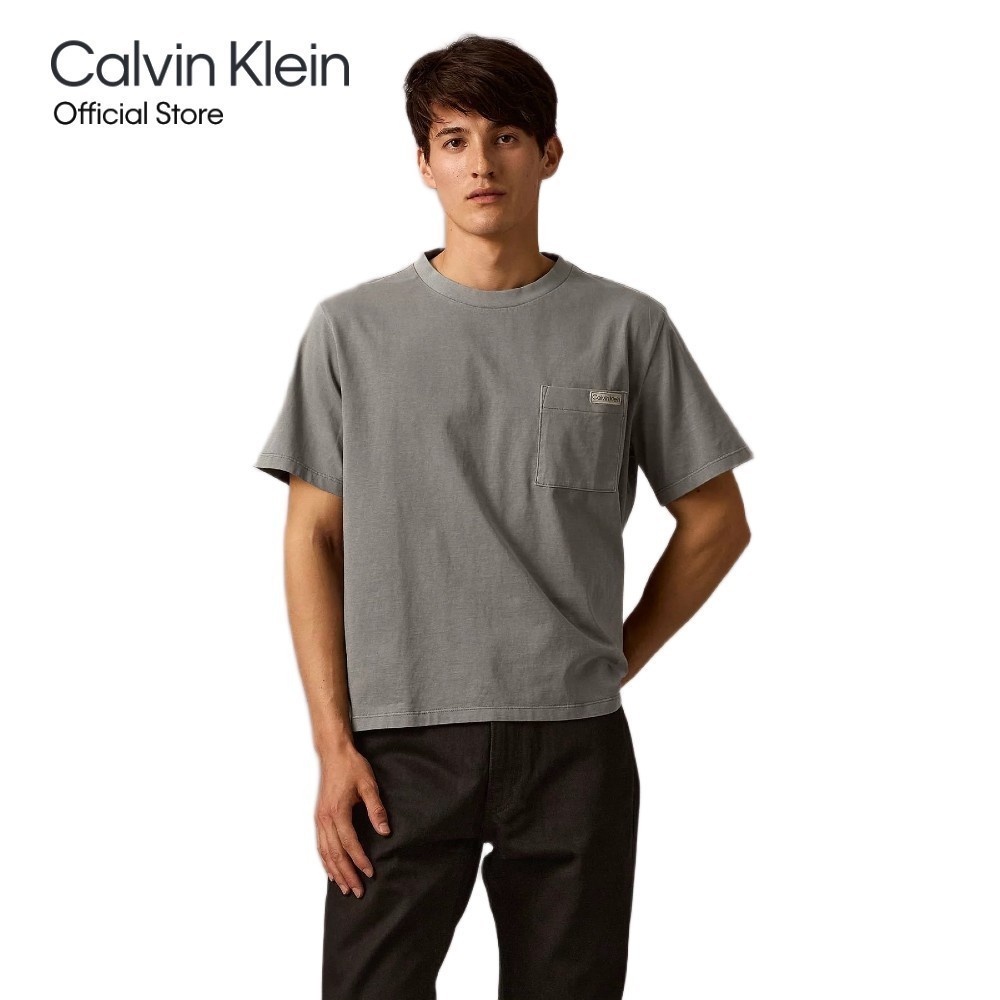 CALVIN KLEIN เสื้อยืดคอกลมแขนสั้นผู้ชาย Mineral Dyed Cropped Short ทรง Regular รุ่น 4RC299G 8MN - สี Deep Gray