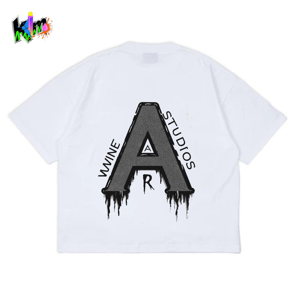 เสื้อยืดสีขาวสไตล์กราฟฟิตี้ตัวอักษรใหญ่ "VWINE STUDIOS" อินเทรนด์