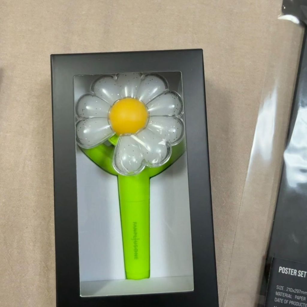 G Kwon Zhilong New Style Daisy Mini Cheer Stick พวงกุญแจจี้อย่างเป็นทางการกาแฟจํากัดสีเขียวเรืองแสงพวงกุญแจสีเขียว [ส่งวันที่ 7 พฤศจิกายน]