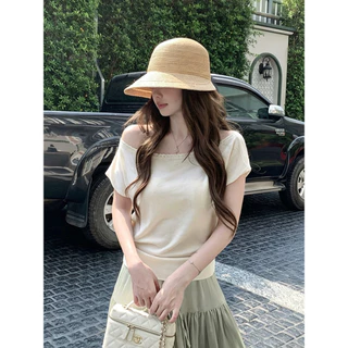 Vogue🌟พร้อมส่ง🌟 เสื้อยืดแขนสั้นไหมพรมเปิดไหล่ ดีเทลขอบลูกไม้สไตล์เกาหลี ดีไซน์อ่อนโยนสง่างาม (932)