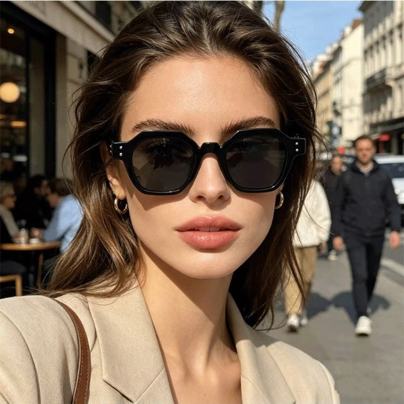 คลาสสิก Retro Luxury Polygonal Rivet แว่นตากันแดดผู้หญิงอินเทรนด์ Designer ผู้ชาย Shades แว่นตาเดินท