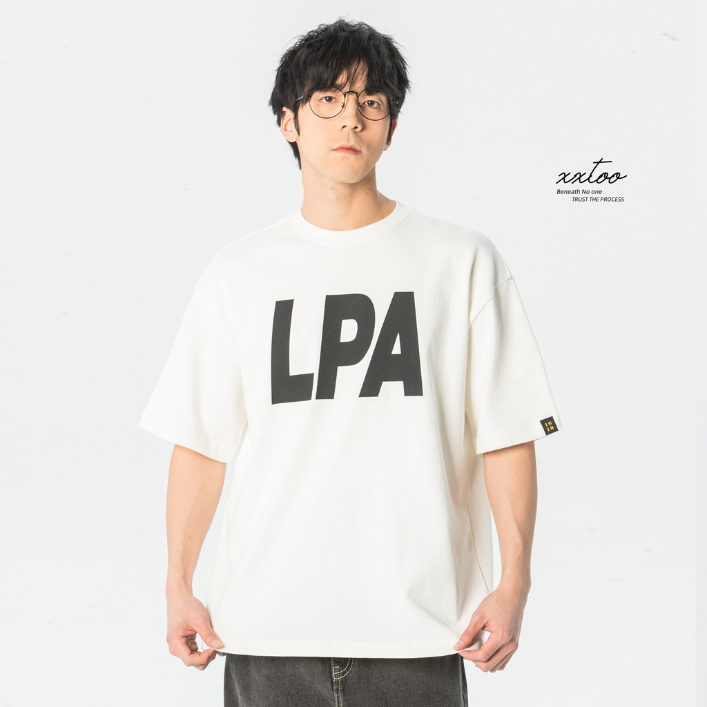 XTOO 300g เส้นด้ายคู่สีขาว LPA แขนสั้นเสื้อยืดผู้ชายฤดูร้อนพิมพ์รอบคอ Retro Casual Letter อินเทรนด์