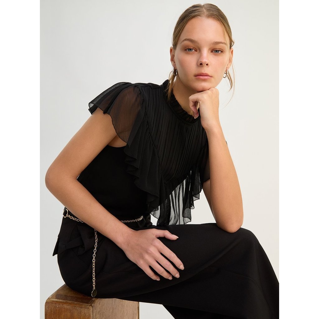 [Pomelo] เสื้อเบลาส์คอสูงระบายพลิ้ว / Ruffle Yoke High Neck Blouse