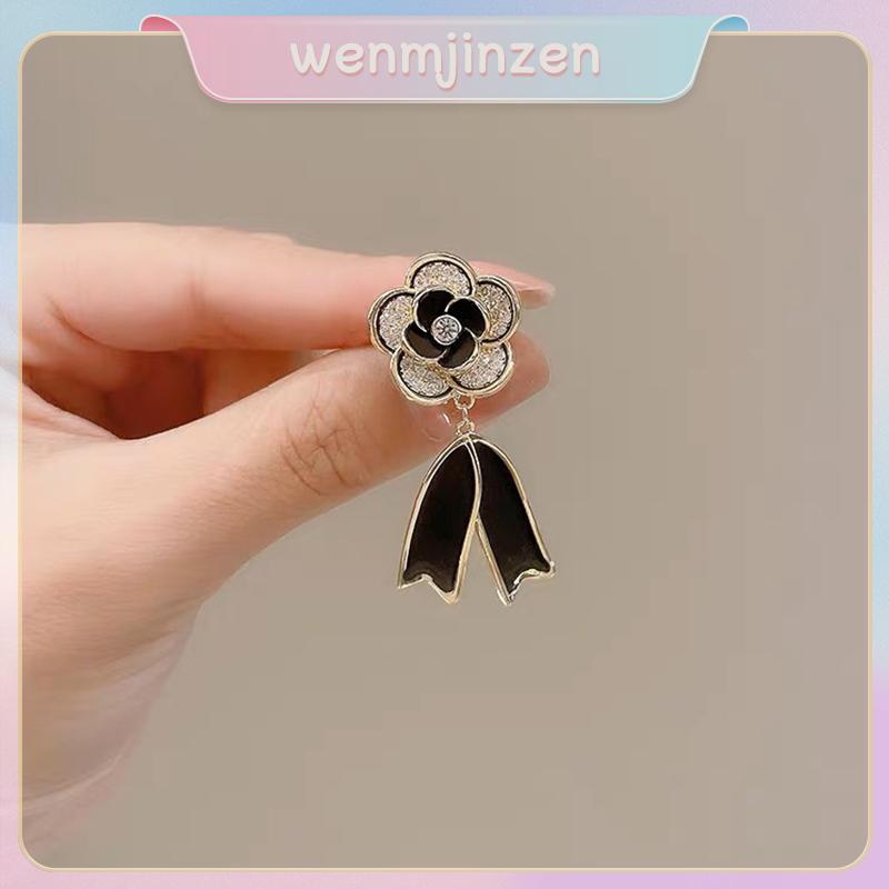เข็มกลัดดอกไม้ Camellia Blossom Ribbon Pin สไตล์แฟชั่นสำหรับผู้หญิง เสริมแต่งชุดเสื้อกันหนาวได้อย่างสวยงาม