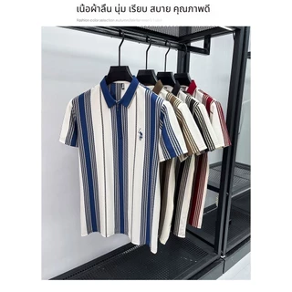 เสื้อโปโลผู้ชาย แขนสั้น ลายทางพิมพ์ คอปก มีซิป ผ้าไอซ์ซิลค์ ระบายอากาศ สไตล์แฟชั่น ทรงพอดีตัว