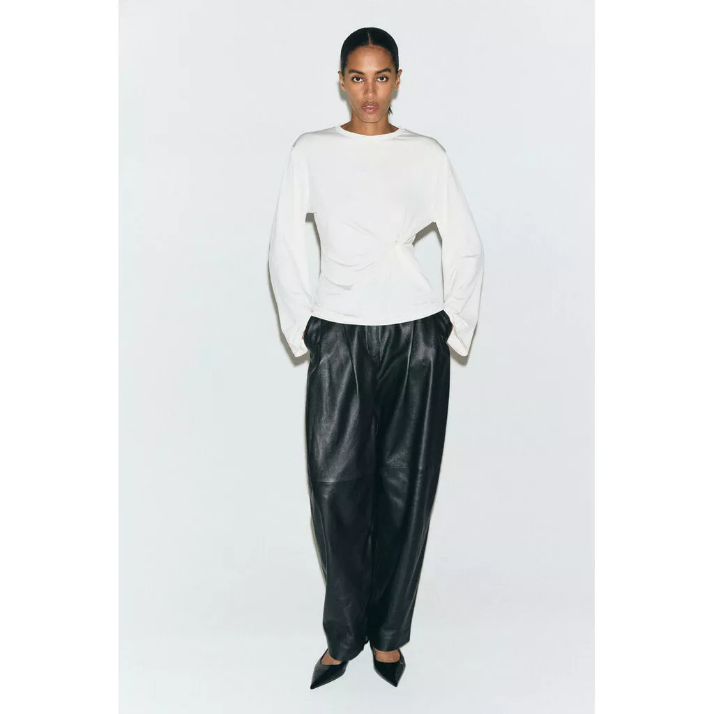 H&M(เอชแอนด์เอ็ม) เสื้อท็อปดีไซน์บิดเกลียว Women Twist-detail top 1322860_1