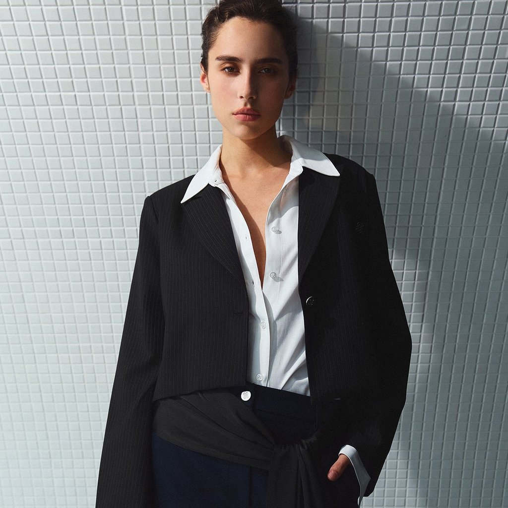 [Pomelo] เสื้อเบลเซอร์ลายทางทรงครอป / Pinstripe Cropped Blazer
