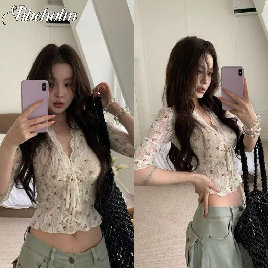 เสื้อเชิ้ตผู้หญิงฝรั่งเศสคอวีลูกไม้ลายดอกไม้แขนพัฟผูกโบว์ฤดูร้อนสไตล์ใหม่สลิมฟิตหวานเซ็กซี่สง่างามเสื้อเชิ้ตปกใบบัวเสื้อเกาหล