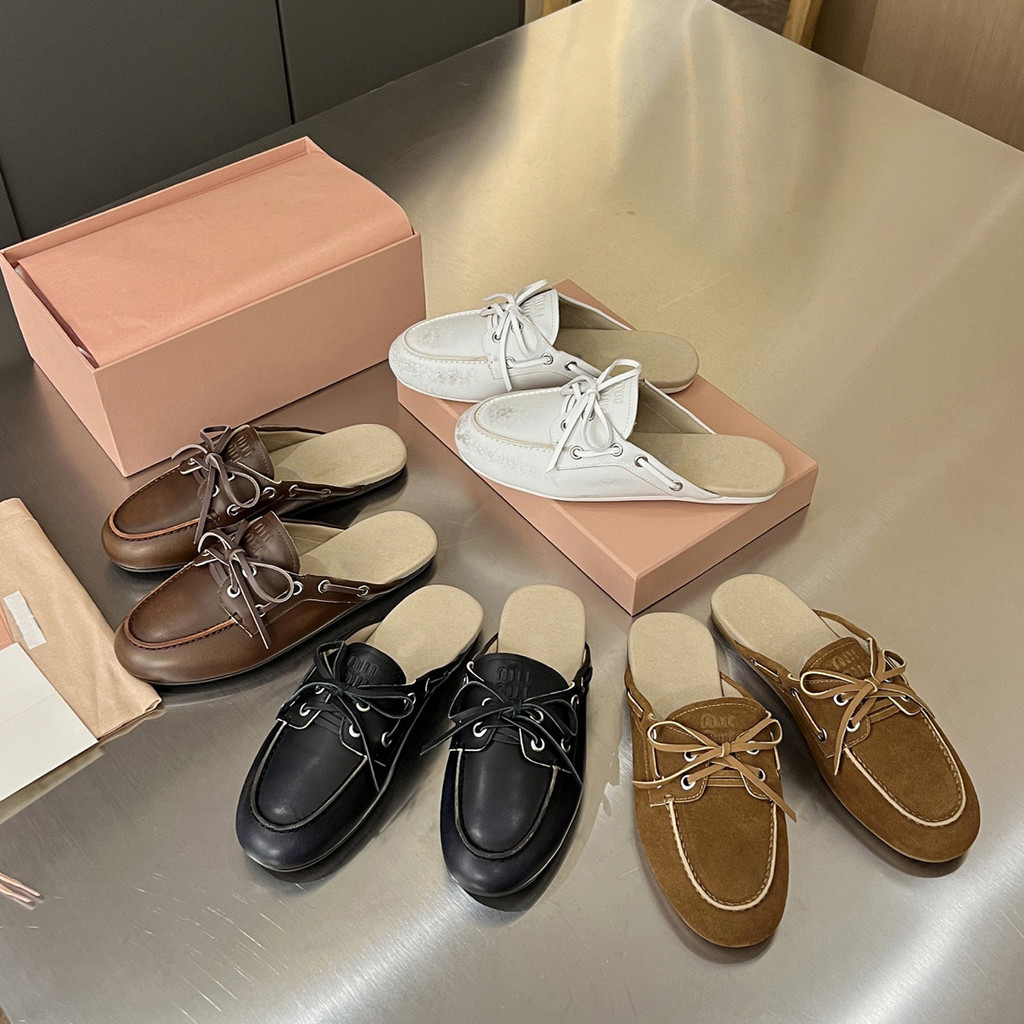 ZT5F MIUMIU รองเท้าโลฟเฟอร์ผู้หญิงสไตล์ใหม่ของแท้หนัง Peas รองเท้าขัด Retro แบนครึ่งรองเท้าแตะ Slip-