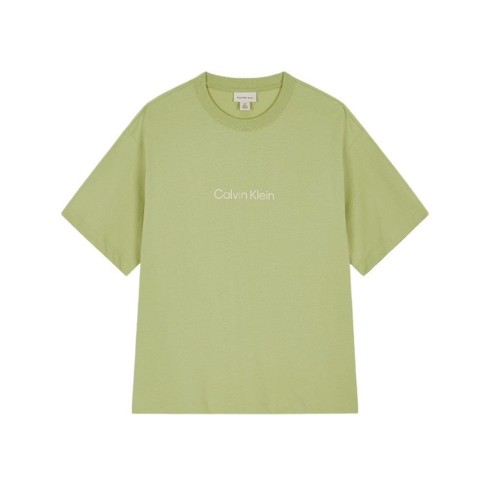 CALVIN KLEIN เสื้อยืดคอกลมแขนสั้นผู้ชาย Standard Logo ทรง Relaxed รุ่น 40HM228 VSV - สีเขียวอ่อน - รูปที่ 4