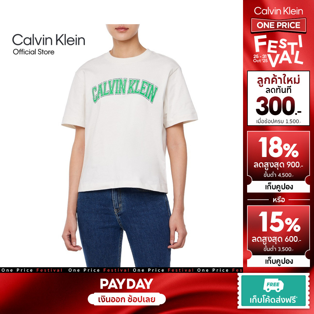 CALVIN KLEIN เสื้อยืดคอกลมแขนสั้นผู้หญิง Boxy Varsity Logo T-Shirt ทรง Boxy รุ่น 47B822G YAS - สีขาว