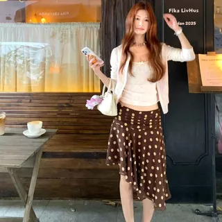 ชุดกระโปรงสตรีรูปแบบไม่สมมาตร ลุคโมเดิร์นใหม่ ลายจุด สดใสและดูหรูหรา เหมาะสำหรับการเที่ยวเล่นที่ชายหาด