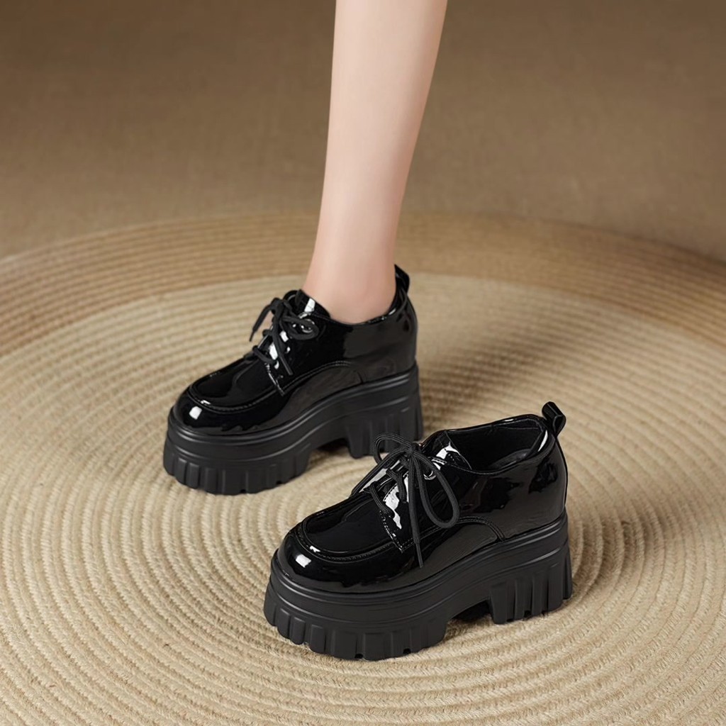 Retro สิทธิบัตรหนัง Lace Up Wedge Heels รองเท้าแตะผู้หญิง