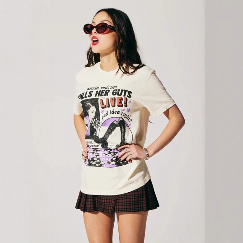 [มีสินค้าในสต็อก] เสื้อยืดและเสื้อสเวตเตอร์ซีรีส์ทัวร์โลกของ Olivia Rodrigo ที่ขายดี