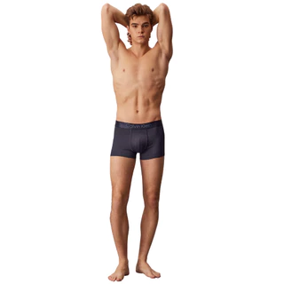 CALVIN KLEIN กางเกงในผู้ชาย Microfiber Stretch Emblem Limited Edition ทรง Low Rise Trunk รุ่น NB4424 ZO4-สีน้ำเงินเข้ม
