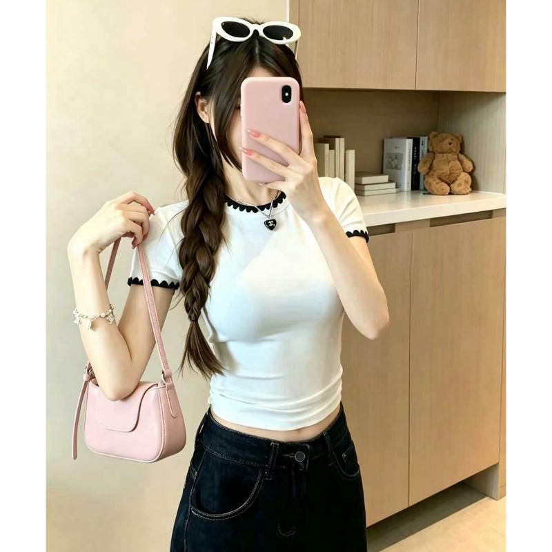 Bimi เสื้อยืดแขนสั้นไหล่ตรง สไตล์สาวฮอต สีตัดกันโดดเด่น ทรงกระชับ ทรงสั้น ดีไซน์ไม่ซ้ำใคร รุ่นใหม่ปี2026 ฤดูร้อน