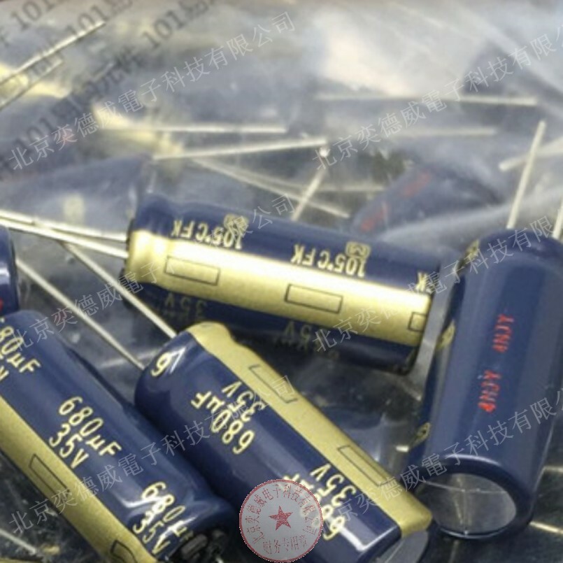 ต้นฉบับนําเข้ายี่ห้อใหม่ความถี่สูงความต้านทานต่ํา Electrolytic Capacitor 35V680UF 10X25 FK ปลั๊กตรง