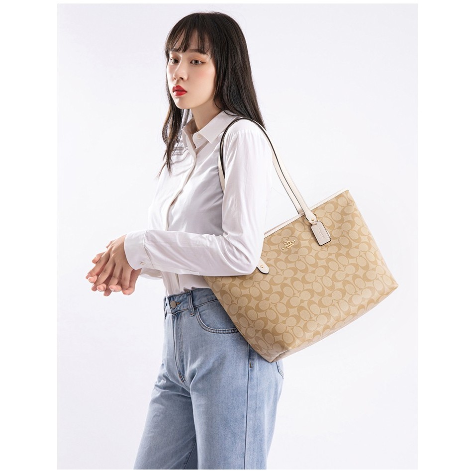 Coach กระเป๋า tote สุภาพสตรี PVC ซิปรองท้อง สำหรับถือหรือสะพาย F58292