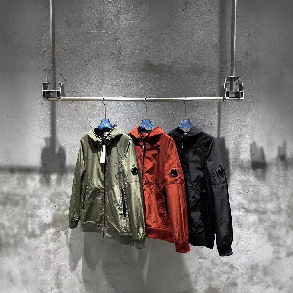 เสื้อแจ็คเก็ตกลางแจ้งแบบใหม่จาก CP COMPANY 25SS ทำจากผ้ากอซ มีเลนส์ภายใน เหมาะสมแก่การใช้งานทั้งผู้ช