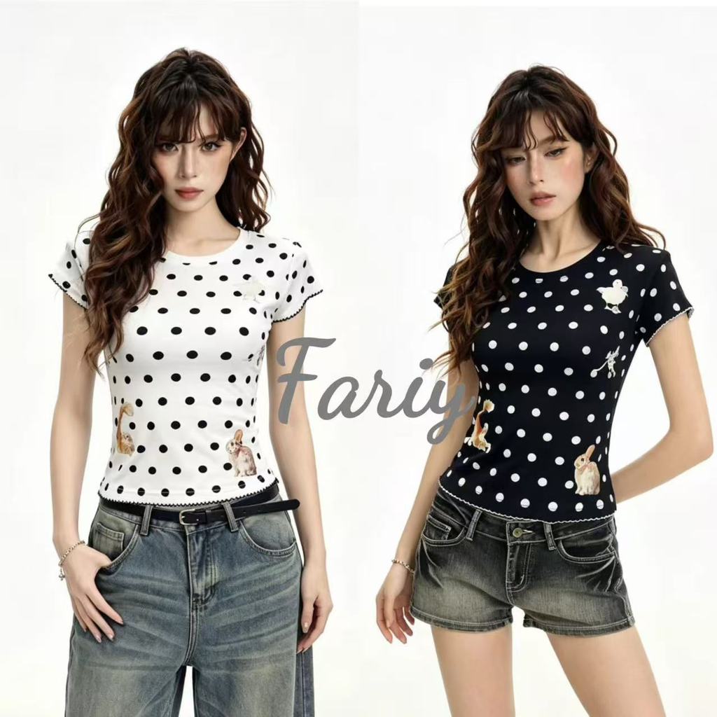 Fariy🍒คลังสินค้าพร้อม🍒 เสื้อยืดแขนสั้นคอกลมลายจุดสไตล์เกาหลีสำหรับผู้หญิง สไตล์ใหม่ฤดูร้อนปี 2025 ไซส์เล็ก เข้ารูป สวยงามน่าดึงดูด