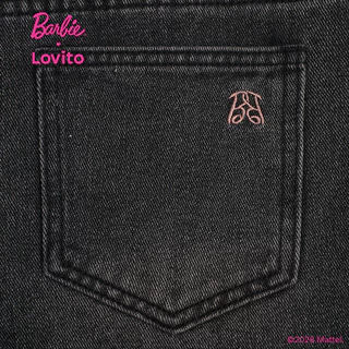 (New Arrival) Barbie™ X Lovito กางเกงยีนส์สีดำผู้หญิง ฤดูใบไม้ผลิ/ร้อน เอวกลาง ขาตรง ปักลาย กระดุมและกระเป๋า เกาหลี อินเทรนด์ LBL5AD054