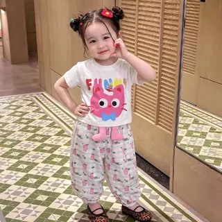 ชุดเด็กผู้หญิง: เสื้อยืดแขนสั้นลายการ์ตูน + กางเกงขายาวลายหมี น่ารัก สไตล์เกาหลี ลำลอง น้ำหนักเบา ระบายอากาศได้ดี
