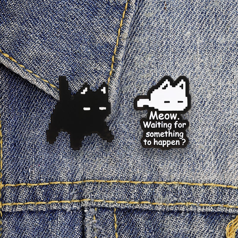 เกมสยองขวัญ OMORI แมวตัวอักษรเข็มกลัดเคลือบแฟชั่นเสื้อผ้าอุปกรณ์เสริมกระเป๋าเป้สะพายหลังป้ายเครื่องป