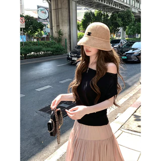 Vogue🌟พร้อมส่ง🌟 เสื้อยืดแขนสั้นไหมพรมเปิดไหล่ ดีเทลขอบลูกไม้สไตล์เกาหลี ดีไซน์อ่อนโยนสง่างาม (932)