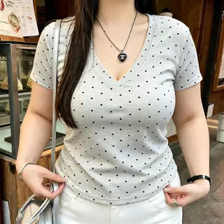 M-4XLเสื้อลายจุด เสื้อผ้าแบบ V-neck ไม่เลือกคน เหมาะกับรูปร่างต่างๆ ใส่ได้ทุกที่ เสื้อผ้าแฟชั่นสำหรับสาวน้อย ฤดูร้อนใหม่