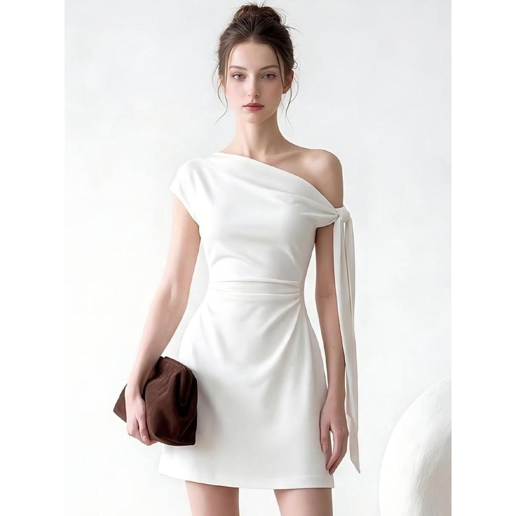 white dress ชุดเดรสสั้น ปาดไหล่ สไตล์ฝรั่งเศส เข้ารูป ผ้าบางเบา ดูหรูหรา ใส่ทำงาน กระโปรงทรงเอ สไตล์เกาหลี
