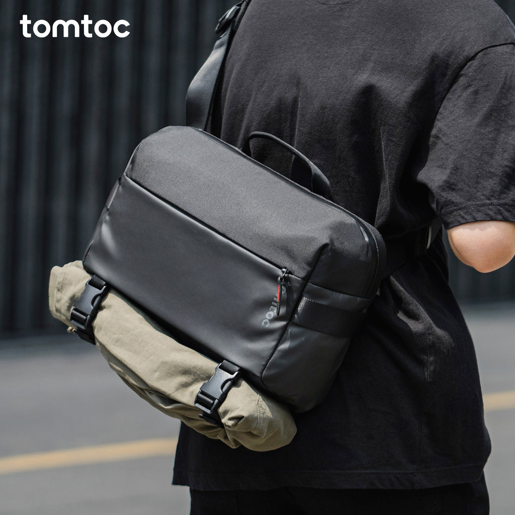 Tomtoc Messenger กระเป๋าขนาดใหญ่ความจุ Messenger กระเป๋าคาดหน้าอกกระเป๋าผู้ชายเหมาะสําหรับ MacBook P