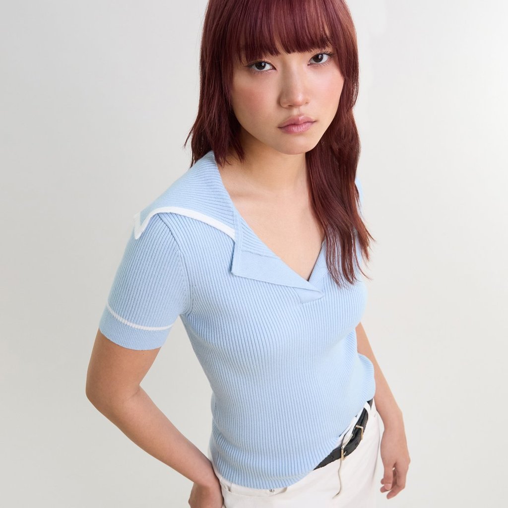 [Pomelo] เสื้อโปโลแขนสั้นผ้าถักร่องปกทหารเรือขอบสีตัดแต่งลายปักหน้าอก — صورة 6