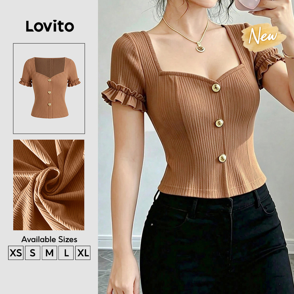(New Arrival) Lovito เสื้อยืดสีน้ำตาลสำหรับผู้หญิง แขนสั้น คอรูปหัวใจ มีกระดุมด้านหน้า แต่งขอบหยักคล