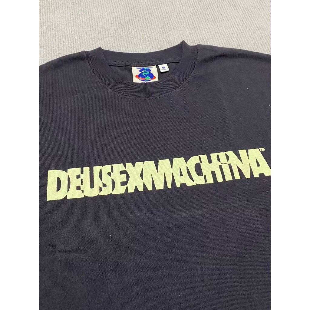 Deus Ex Machina เสื้อยืดแขนสั้น ผ้าฝ้ายแท้ พิมพ์ลายสีดำ