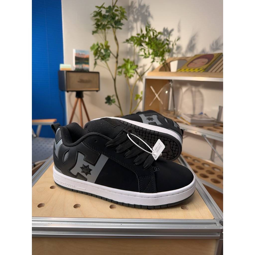 ✅DC Shoes Court Graffik รองเท้าขนมปังอินเทรนด์กันลื่นและทนทานรองเท้าบอร์ดต่ํา