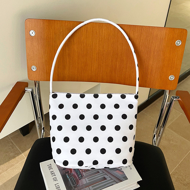 Niche Design Polka Dot Bag สไตล์ใหม่แฟชั่นเฉพาะกระเป๋าใต้วงแขนไหล่เดียว Outing กระเป๋าใบเล็กแบบพกพาของผู้หญิง