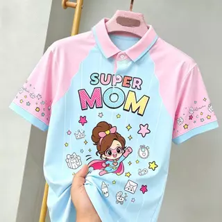 เสื้อโปโลและเสื้อยืดวันแม่ 12 สิงหาคม สีฟ้าและสีชมพู พิมพ์ลายจัสมินระเหิดเต็มรูปแบบ เหมาะสําหรับเป็นของขวัญสําหรับแม่