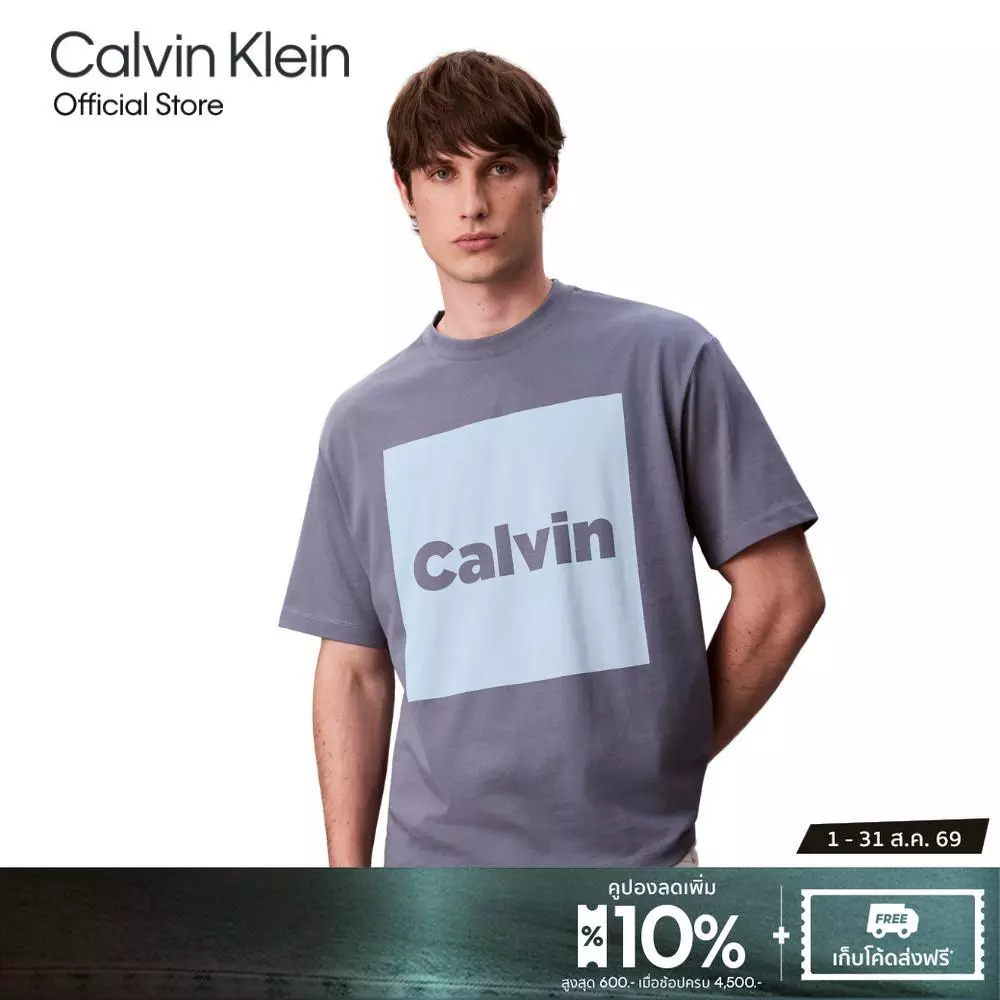 CALVIN KLEIN เสื้อยืดคอกลมแขนสั้นผู้ชาย Logo Box Graphic Relaxed T-Shirt รุ่น 4RD813G CVJ-สีเทา