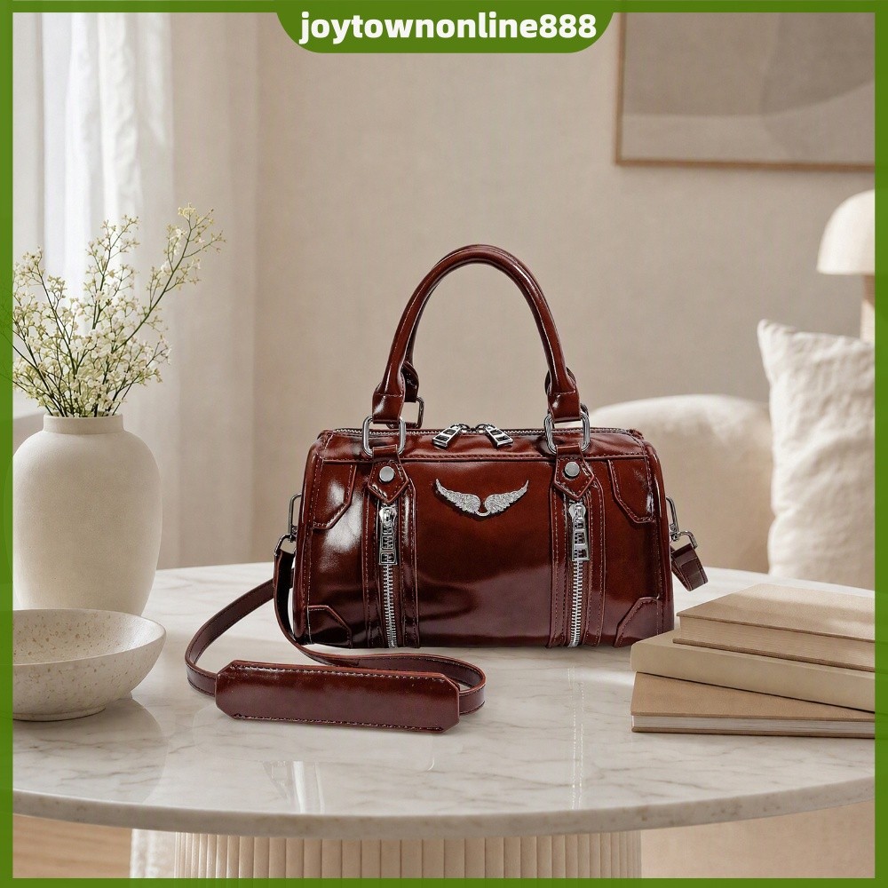 กระเป๋าสะพายไหล่ทรงกระบอกหนัง PU สําหรับผู้หญิง Rivet Wing Boston Crossbody สายกว้างปรับได้ [Joytown