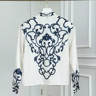 Red Berryเสื้อคอวีไขว้พิมพ์ลายสำหรับผู้หญิง สไตล์ฤดูใบไม้ร่วงใหม่ เสื้อเชิ้ตอเนกประสงค์ สง่างาม99218