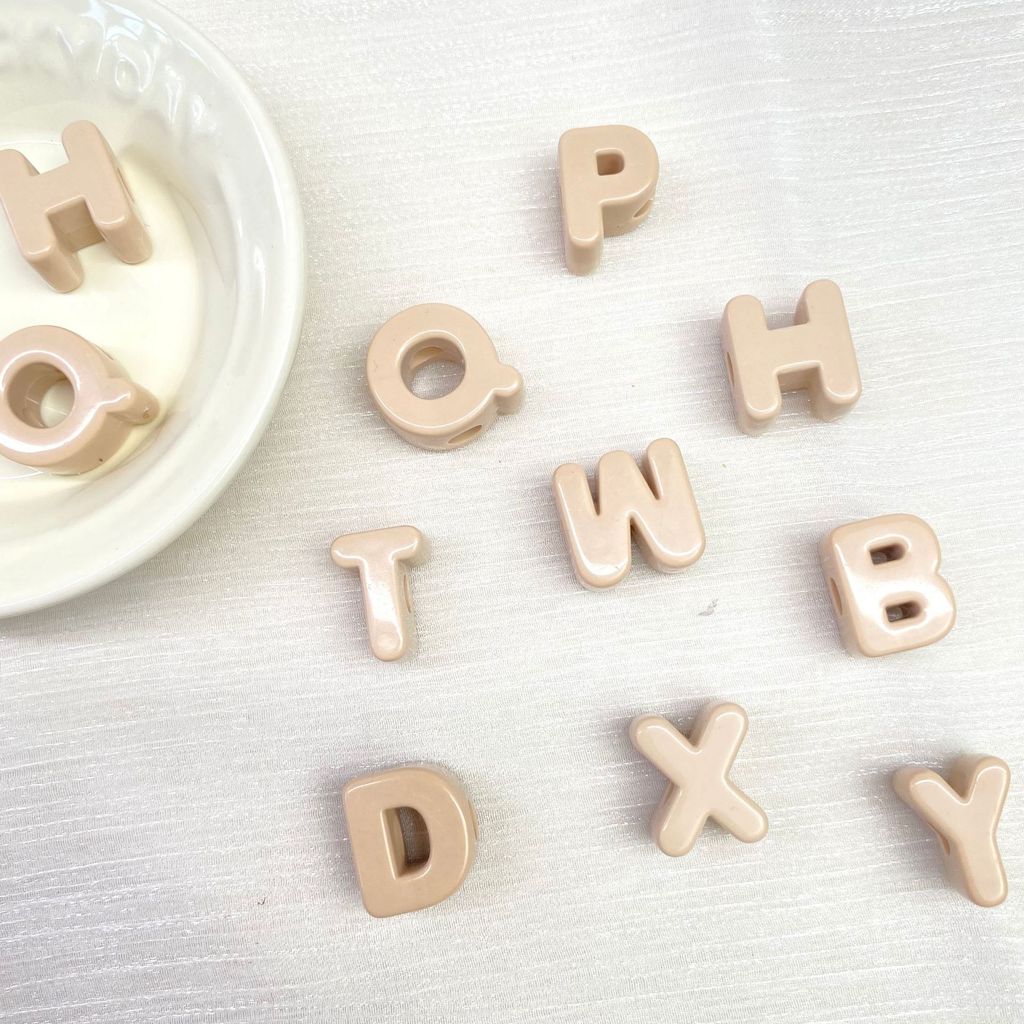 1 ชิ้น BROWN LETTER ALPHABET BEADS ACCESSORIES / พวงกุญแจ/ BRACELET