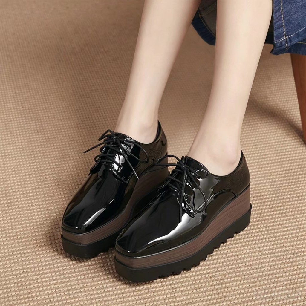 Retro สิทธิบัตรหนัง Wedge Heels รองเท้าแตะผู้หญิง