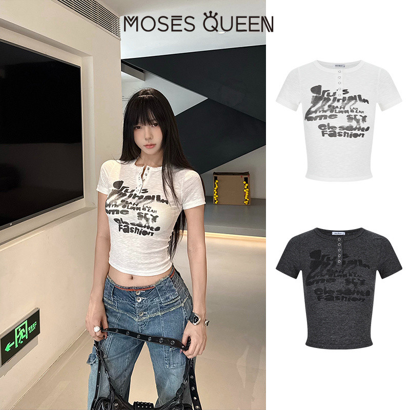 MOSESQUEEN تيشيرت نسائي بطباعة غرافيتي — صورة 6