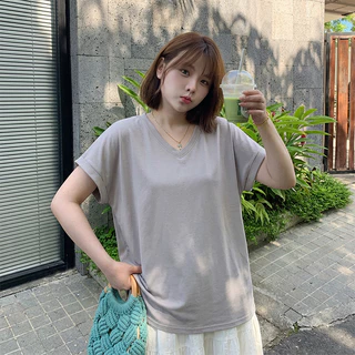 【เสื้อยืดโอเวอร์ไซส์】 (50-150 กก.) ผู้หญิง ฤดูร้อน น้ำหนักเกิน หลวม ธรรมดา เสื้อยืด แขนสั้น คอวี ท็อปส์ซู สวมใส่ลำลอง