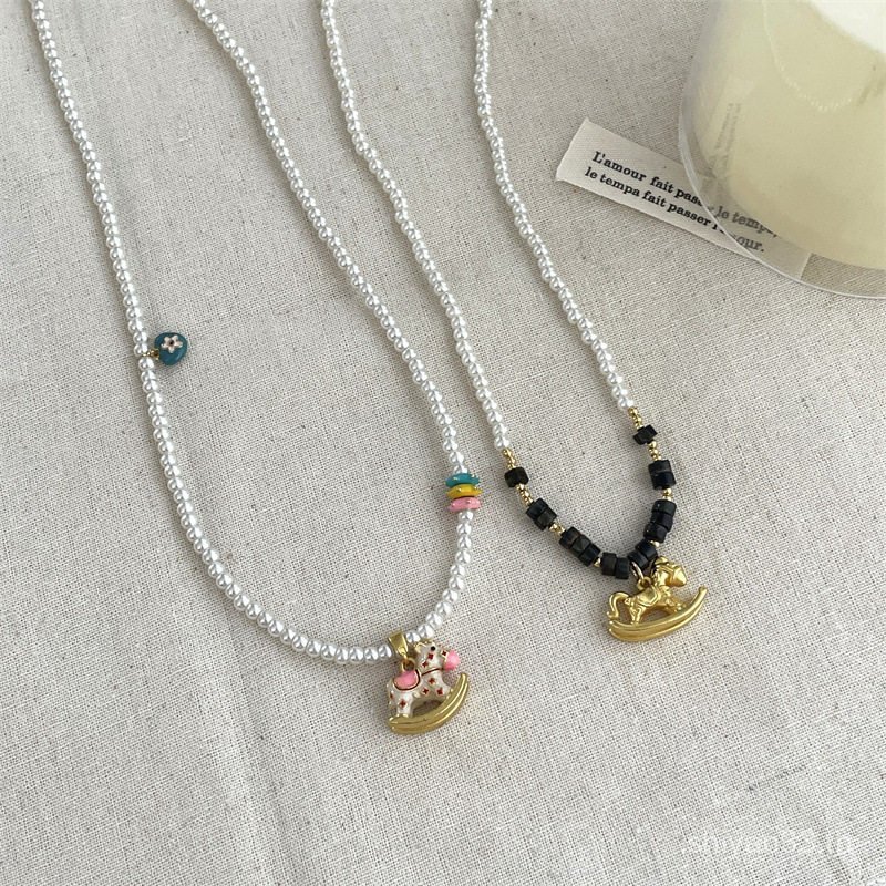 สีสัน Dopamine โยกม้าไม้สร้อยคอมุกหญิง Niche Simple All-Match น่ารักหวานประณีต Clavicle Chain CTW